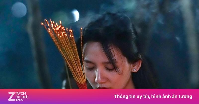 Ảnh minh họa cảnh mọi người thắp hương, viếng mộ Võ Thị Sáu tại Nghĩa trang Hàng Dương vào buổi tối
